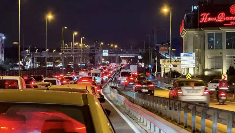 Yenibosna Metrobüs Yaya Üst Geçidinde Yenileme Çalışmaları Başladı
