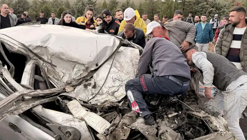 TIR ile Çarpıştı: Korkunç Kaza Sonrası Araç Kağıt Gibi Ezildi