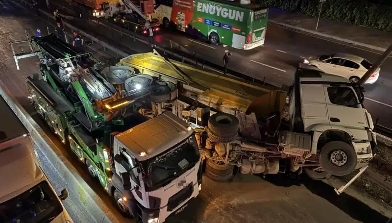 Moloz Yüklü Hafriyat Kamyonu Devrildi: Şehirde Kaçış Planı Alarm Verdi