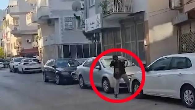 İzmir'de Şok Gelişme: Saldırganla Çatışma Anları Kameralara Yansıdı