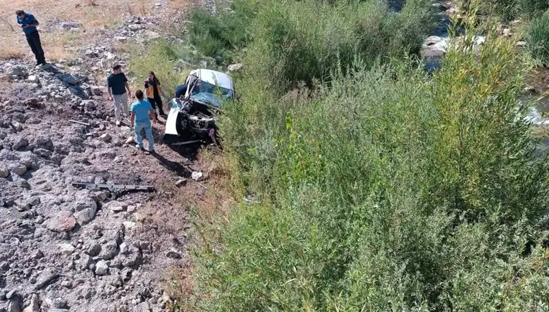 Sivas'ta Faciaya Neden Olan Otomobil Dere Yatağına Uçtu: İki Can Kaybı