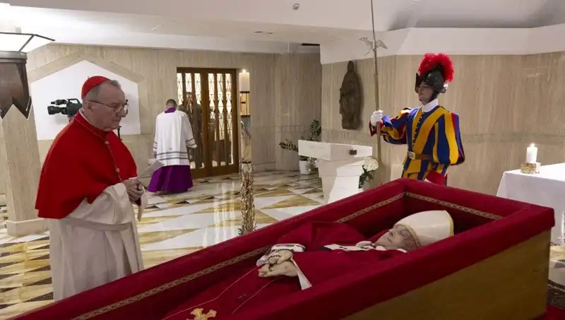 Papa'nın Son Yolculuğu: Tabutundaki Fotoğraflar Kamuoyuna Açıklandı