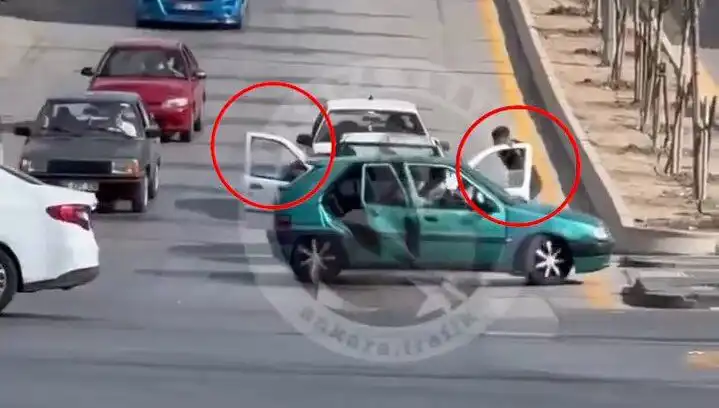 Trafikte Bıçak ve Kılıçlı Saldırıya Gözaltılar: Tehlikeli Anlar Kameraya Yakalandı