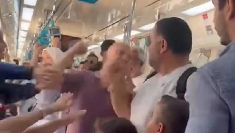 Marmaray'da Yumruklu Kavga: Yolcular Arasında Panik Anları