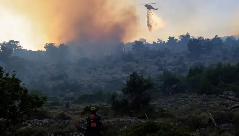 Eğriboz Adası'nda Orman Yangını: İki Köy Tahliye Edildi, Durum Kritik!