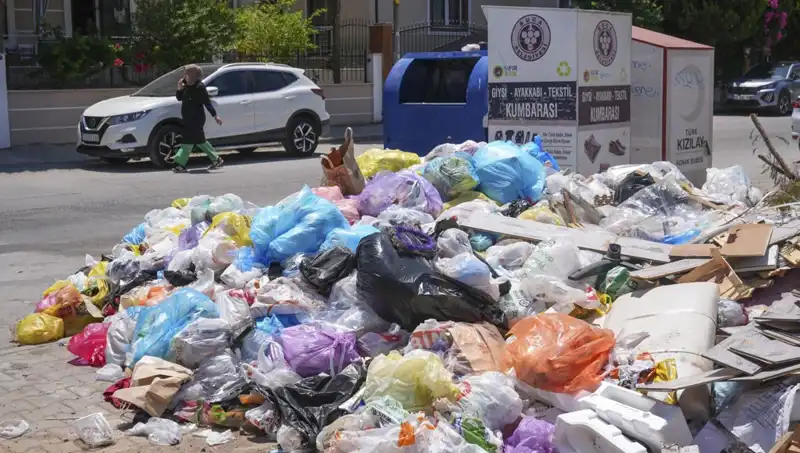 İzmir’de Çöp Yığınları Sorunu: Şehirdeki Temizlik Krizi Derinleşiyor