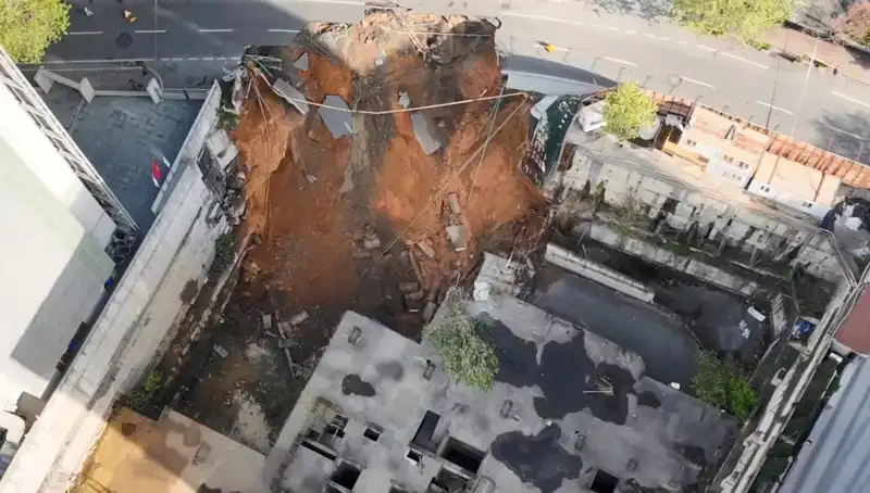 Sarıyer'de Şok: Yol Çökmesi Sebebiyle Cadde Kapatıldı!