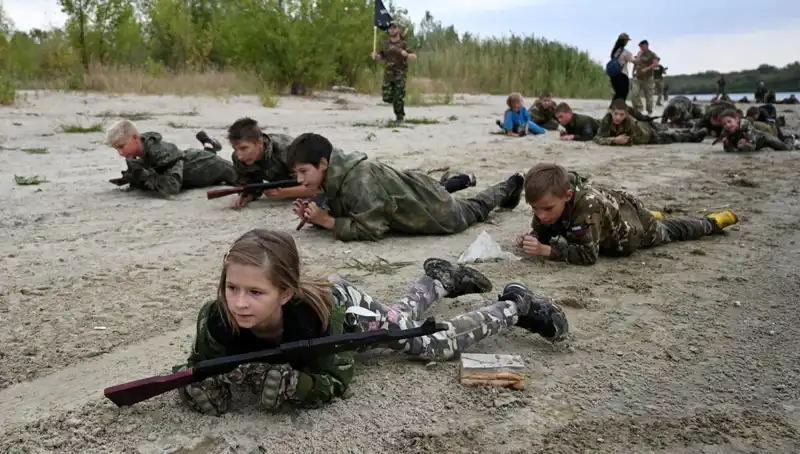 Rusya’da 8 Yaşındaki Çocuklar Askeri Eğitim Alıyor: Hayatta Kalma Mücadelesi