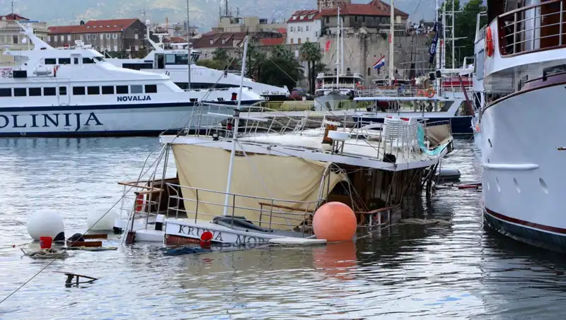 Hırvatistan'da Fırtına Sebebiyle Feribot, Gemiye Çarparak Battı!