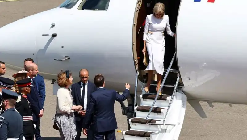 Macron Çifti Arasındaki Kriz: Eşi Elini Uzattı, Karşılık Bulamadı!