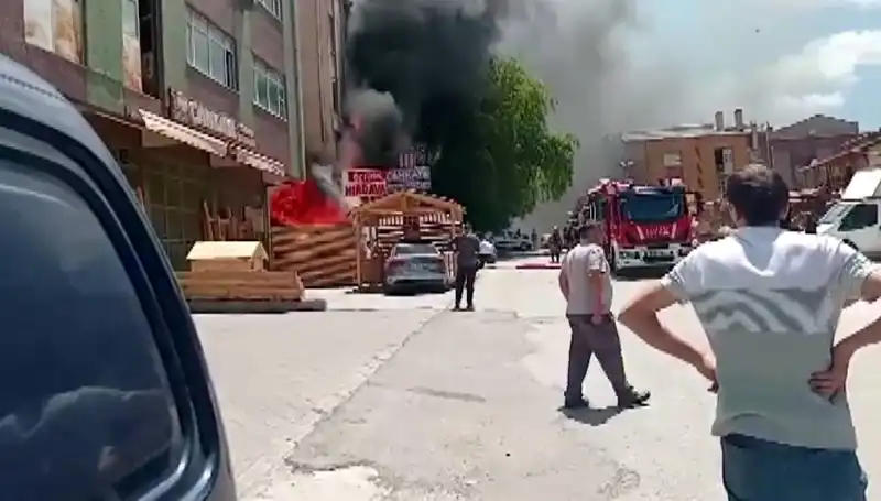 Ankara'da Beklenmedik Yangın: İş Yerlerinde Büyük Zarar!