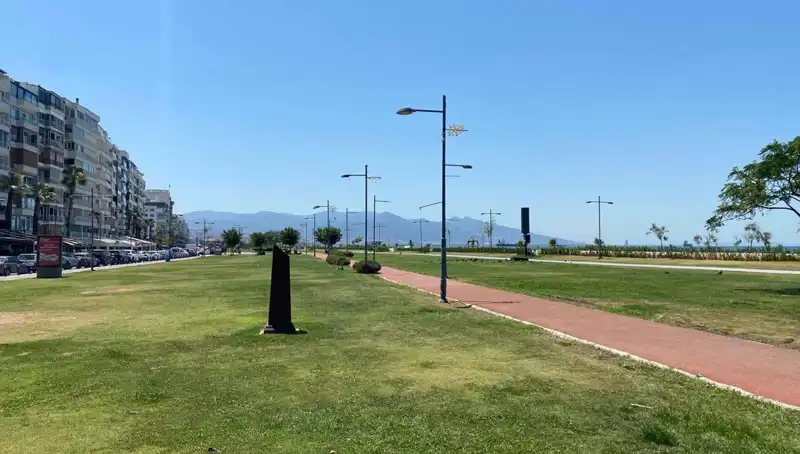 İzmir'de Yaz Gelmeden Sıcaklık Rekoru Kırıldı: Kordonlar Boş Kaldı!