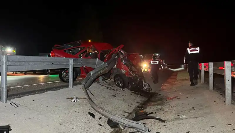Bariyerlere Çarpan Otomobilde İki Can Kaybı: Korkunç Kaza Detayları