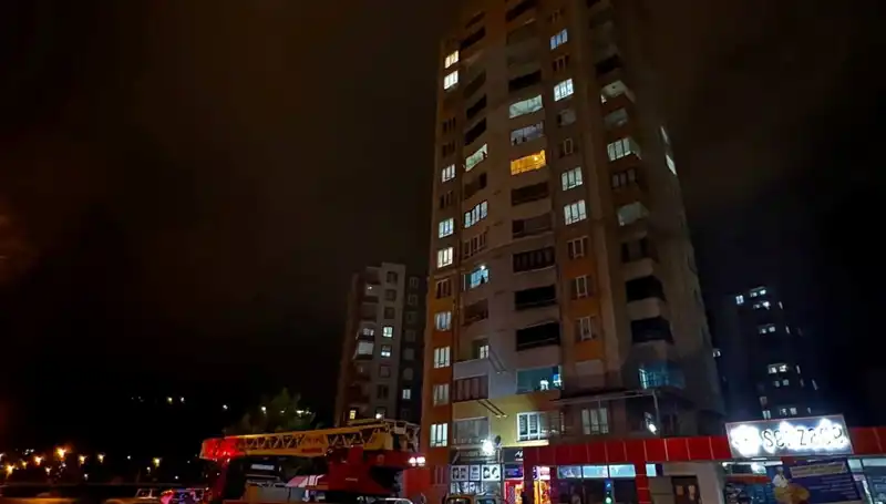 Yıldırım Düşmesi Apartmanın Çatısını Yıkıma Uğrattı: Olayın Detayları
