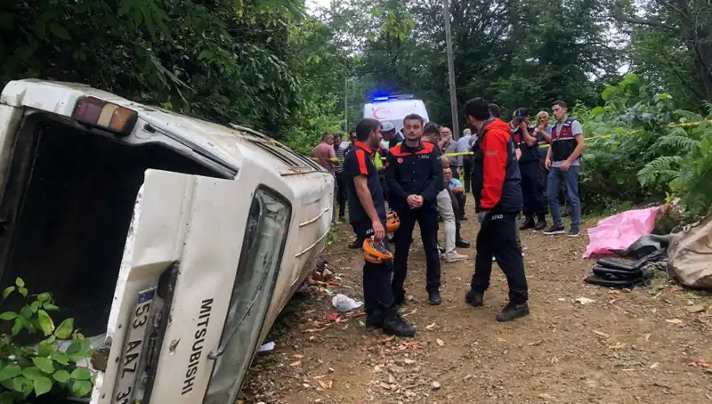 Rize'de Feci Kaza: Yamaçtan Yuvarlanan Minibüste İki Can Kaybı, Üç Yaralı