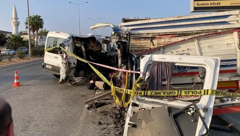 Mersin’de Tatil Yolunda Meydana Gelen Feci Kaza: İki Kişi Hayatını Kaybetti, 10 Yaralı