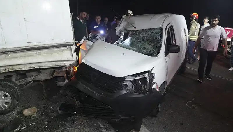 İstanbul'da Trafik Kazası: Üç Kişi Yaralandı, Araçlar Hurdaya Döndü