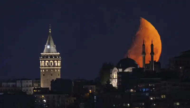 İstanbul'da Yarım Ay Geceyi Aydınlattı: Büyüleyici Manzaralar