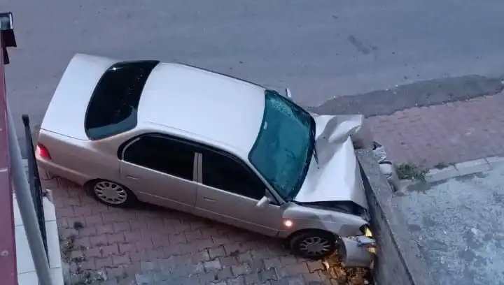 Kontrolü Kaybeden Aracın Duvara Çarpma Anı Kameralara Yansıdı