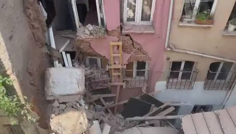 İstanbul'da Üç Katlı Bina Balkonunda Korkutan Çökme Olayı