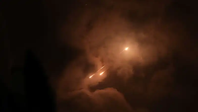 İran'ın Gece Saldırı Stratejisi: Füzelerin Ateşleme Saatleri Neden Önemli?
