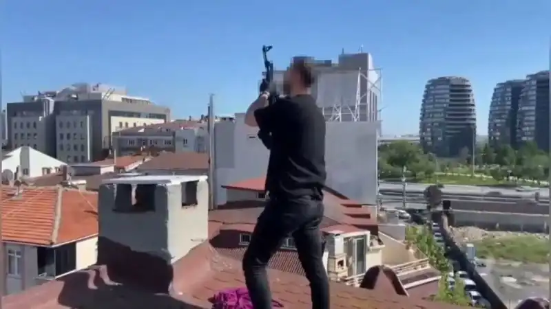 İstanbul'da Çatıya Kaçan Şüphelilerden Bacadan AK-47 Çıktı