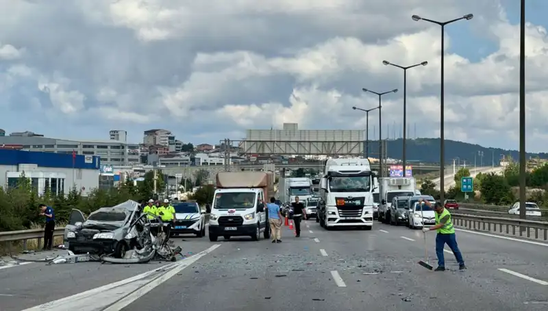 Otoyolda Trafiği Felç Eden Kazada Üç Kişi Sıkıştı