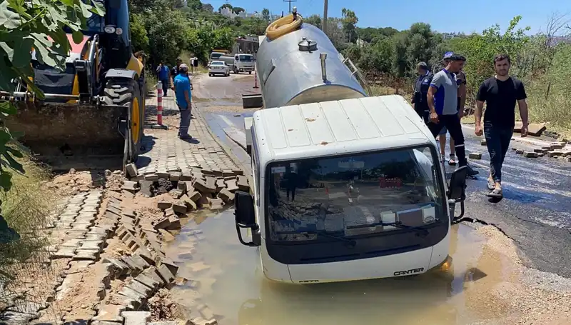 Bodrum'da Su Hattı Patladı: Tanker Çukura Düşerek İtfaiye Ekibini Alarm Durumuna Geçirdi