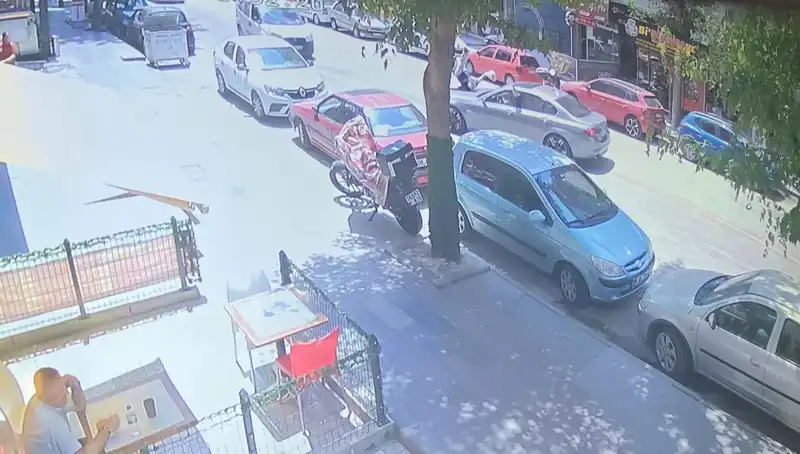 Beklenmedik An: Yaya, Karşıdan Karşıya Geçerken Aracın Hedefi Oldu