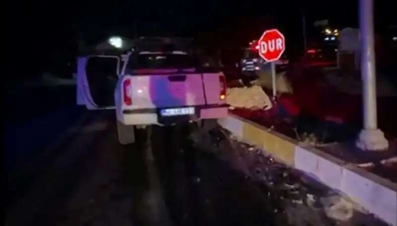 İzmir'de Feci Kaza: Kamyonet ile Hafif Ticari Araç Çarpıştı, 7 Kişi Yaralandı