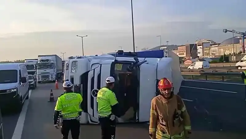 Pendik TEM Otoyolu'nda TIR Devrildi: İstanbul Yönünde Trafik Felaketi Yaşandı!
