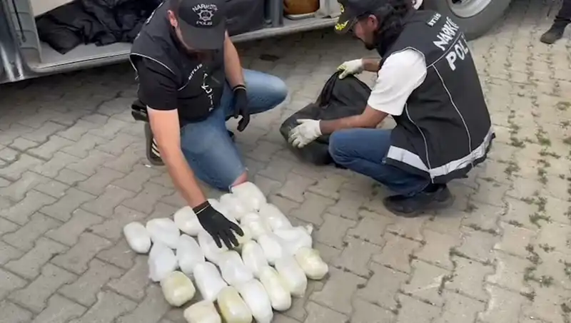 Yolcunun Valizinde 13 Kilo Metamfetamin Yakalandı: Uyuşturucu Trafiğinin Yeni Yüzleri