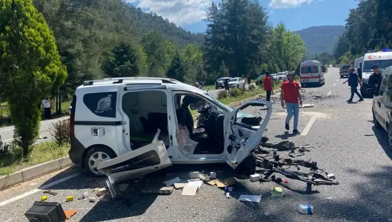 Marmaris'te Feci Kaza: Yolu Savaş Alanına Çeviren Olayda Can Kaybı ve Yaralılar