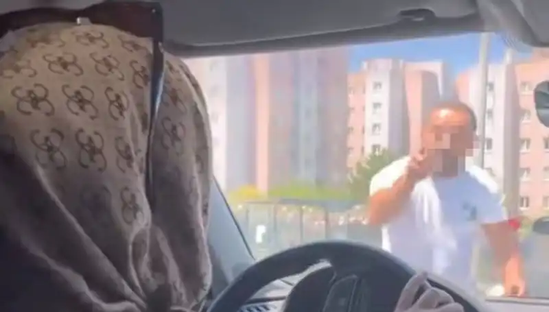 Trafikte Dehşet Anları: Önünü Kesen Sürücü Olay Çıkardı!