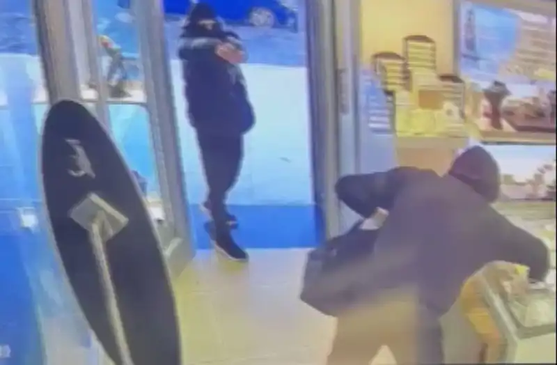 Ümraniye’de Maskeli Soygun Girişimi: 5 Kişi Silahla Yüzde Yüz Şok Yaratıyor!