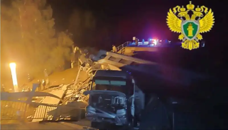 Rusya'da Köprünün Çökmesi: Trenin Üzerine Düşen Yapının Yıkıcı Sonuçları