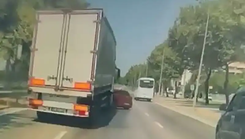 Bursa'da Kör Nokta Kazası: İki Araç Çarpıştı, Yaralılar Var!