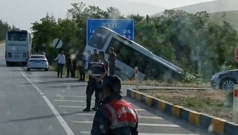 Isparta’da Tur Otobüsü ve Yolcu Otobüsü Çarpıştı: Çok Sayıda Yaralı Var