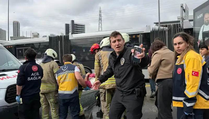 Metrobüs Kazasında Feci Anlar: Seyir Halindeki Araç Çarpıştı, Can Kaybı ve Yaralılar Var