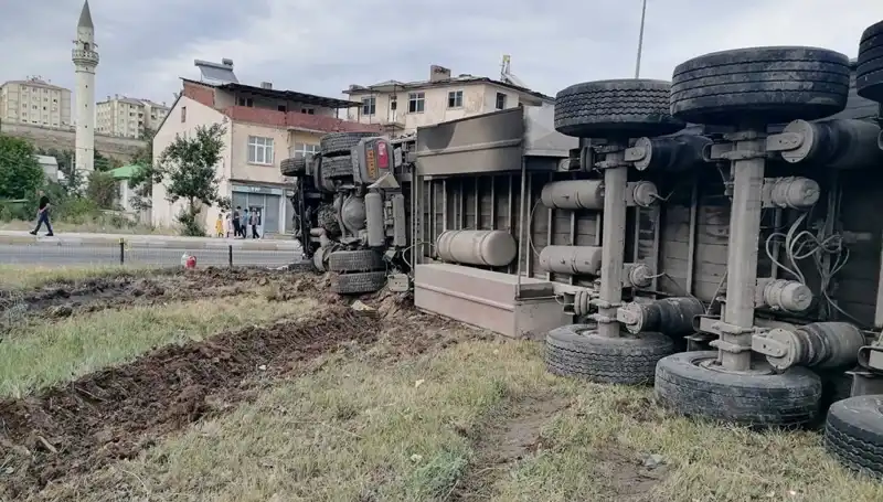 Freni Boşalan TIR, Erzurum'da Dehşet Saçtı: O Anlar Kamerada