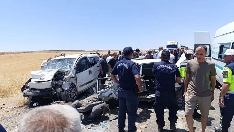 : Otomobil ve Hafif Ticari Araç Çarpıştı: Felaketin Ardından 4 Ölü, 1 Yaralı
