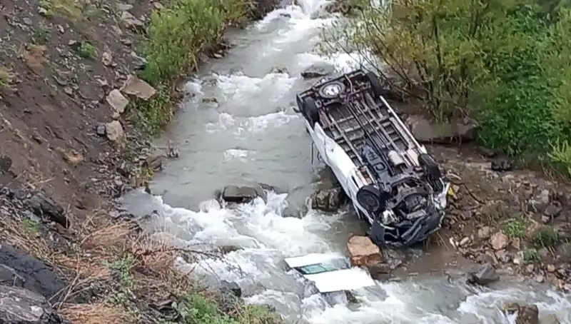 Hakkari'de Minibüs Kazası: Derede Can Pazarına Dönüşen Anlar