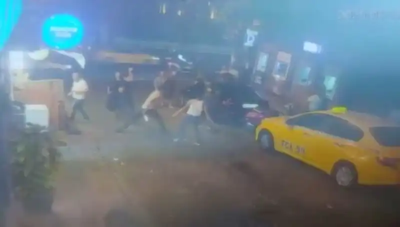 Beyoğlu'nda Laf Atma Tartışması Kanlı Bitti: Gözaltılar ve Yaralılar