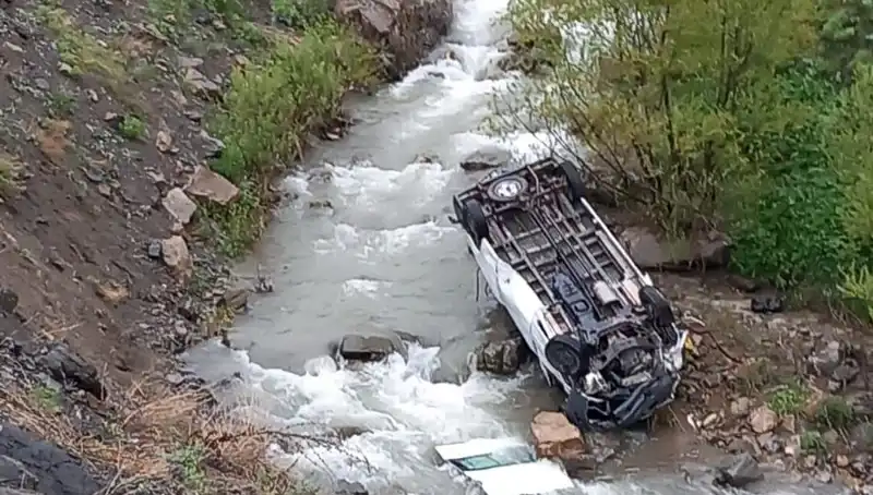 Hakkari'de Feci Kaza: İşçileri Taşıyan Minibüs Devrildi, 2 Kayıp