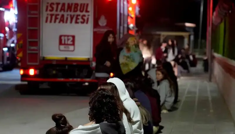 İstanbul'da 2.500 Kişilik Kız Öğrenci Yurdunda Yangın Paniği