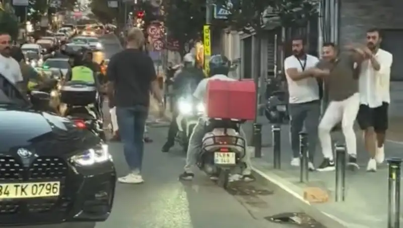 Nişantaşı'nda Yol Verme Kavgası: Sopalı Kadının Üzerine Yürüdü