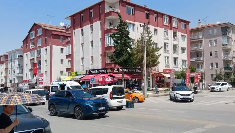 Taksi ve Otomobil Çarpıştı: Kaza Anı Güvenlik Kamerasına Yansıdı